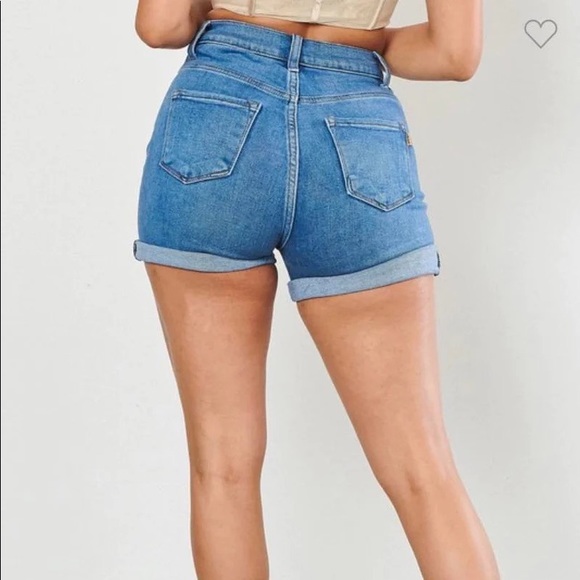 Medium wash high waisted shorts - Picture 3 of 3